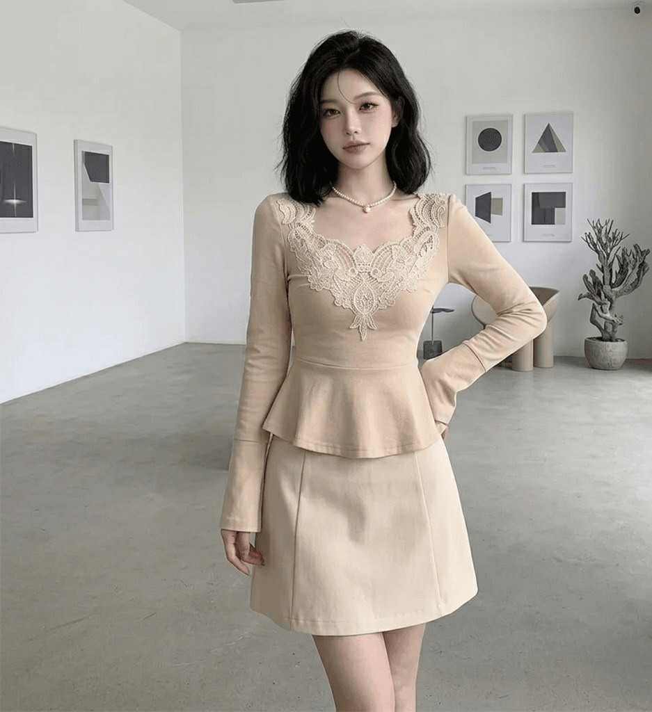 Blusa elegante y sofisticado con dobladillo con volantes y mangas acampanadas. 2